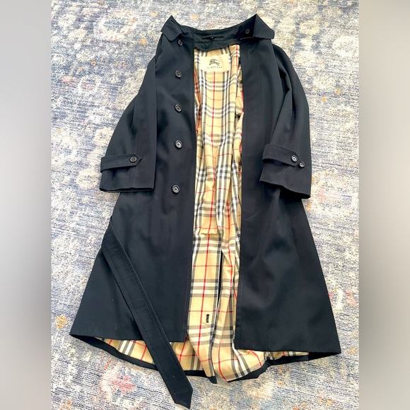 Stylish Burberry long trench coat with removable liner. - Picture 8 of 16